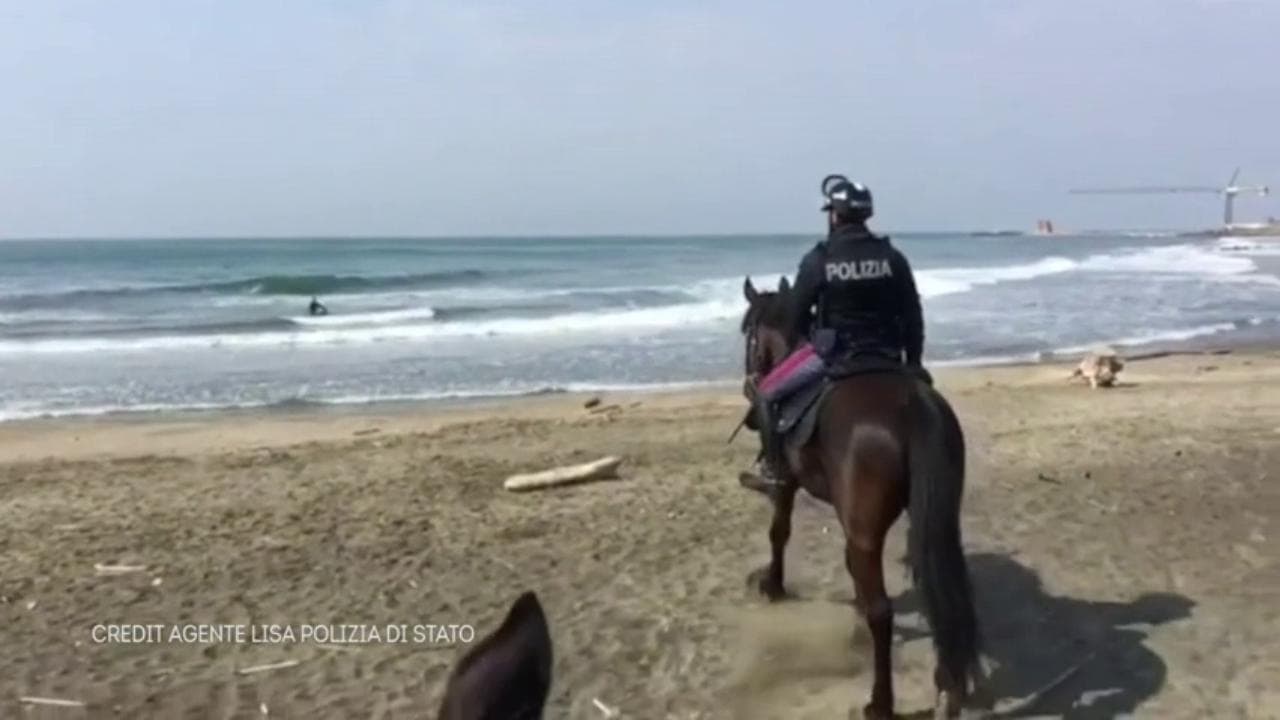 Coronavirus, a Ladispoli surfer allontanato dalla spiaggia