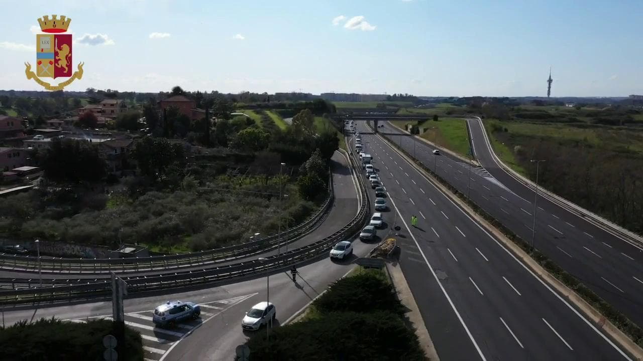 Coronavirus, a Roma primo posto di blocco sul Gra: la fila di auto controllate dalla polizia