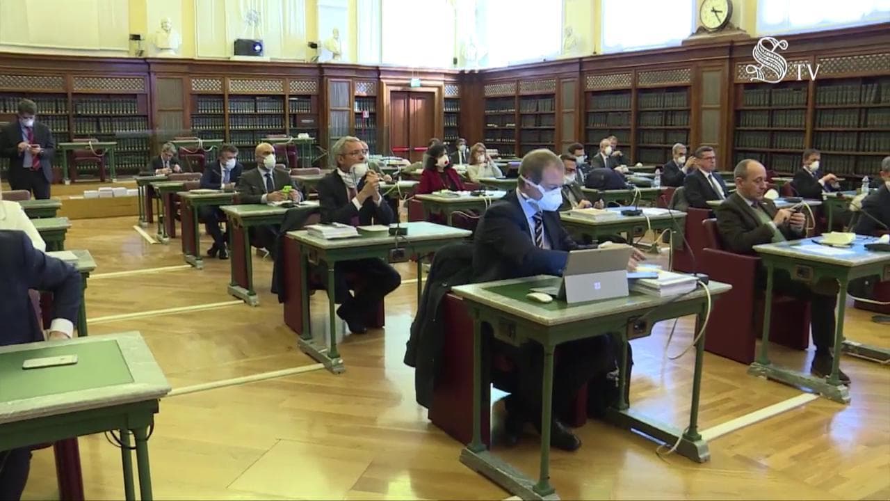 Coronavirus, mascherine e distanziamento sociale anche per deputati e senatori: così lavora il Parlamento