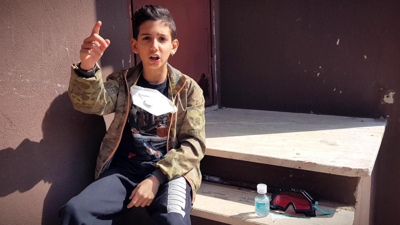 "Restiamo uniti ma restiamo a casa!":  il rap del bimbo che ha conquistato Ferro, Emma ed Elisa