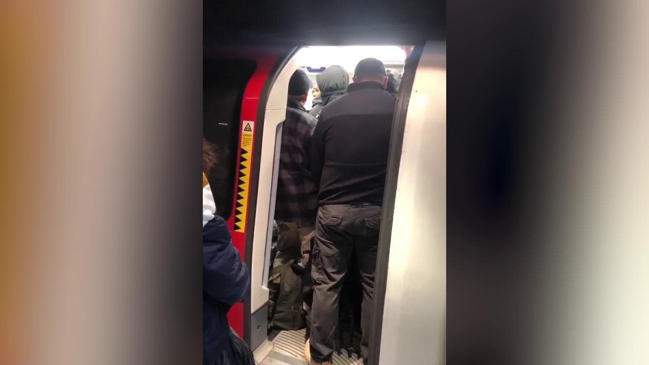 Coronavirus, il macchinista del metrò di Londra furioso per i vagoni stracolmi di passeggeri