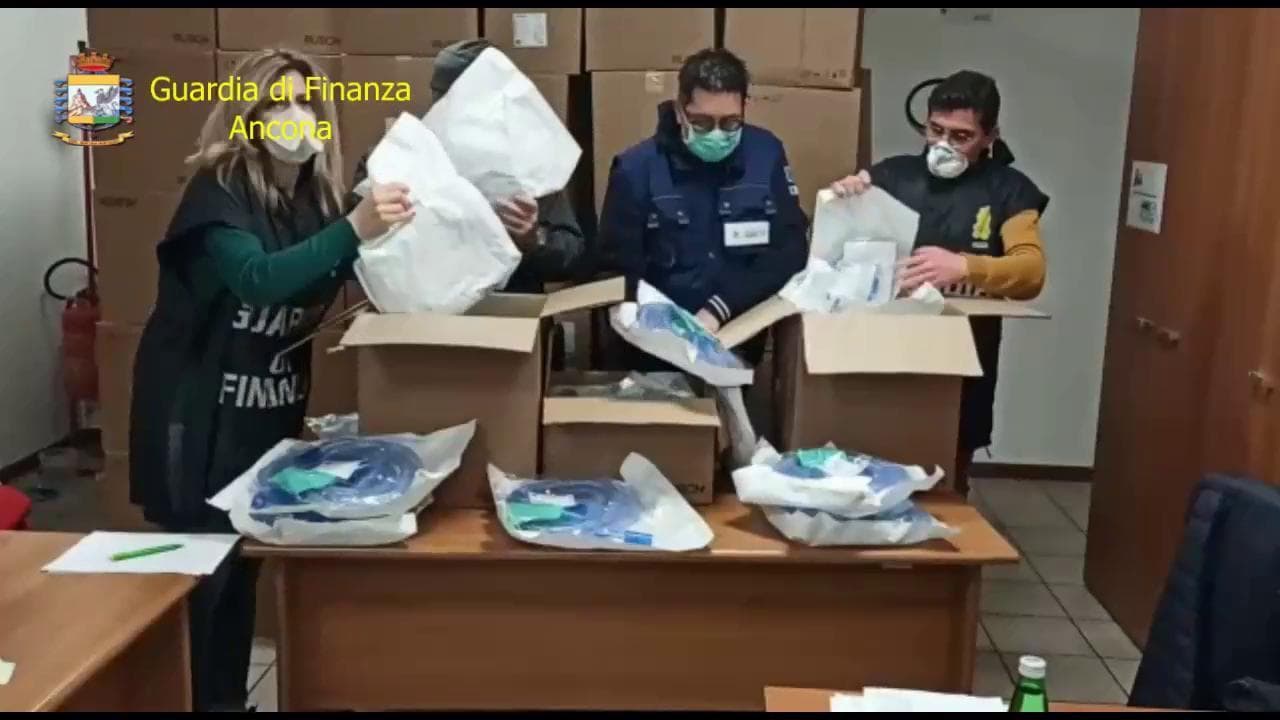 Coronavirus, sequestrato ad Ancona un maxi carico di respiratori: società italiana tentava di esportarli in Grecia