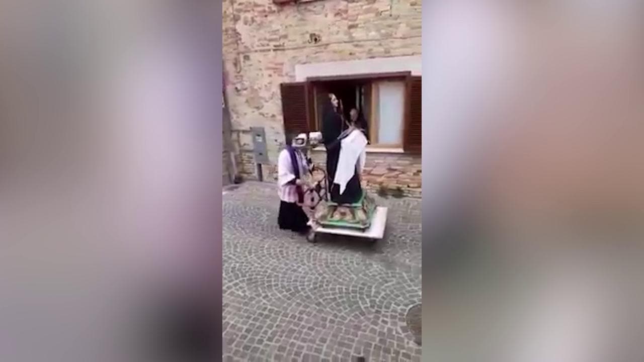 Coronavirus, vietato andare a messa: in Abruzzo il parroco porta la statua della Madonna casa per casa