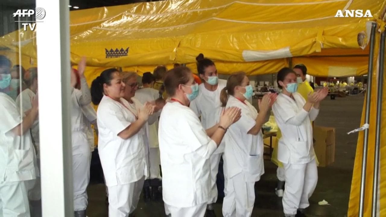 Coronavirus, l'applauso di medici e infermieri per il primo paziente dimesso dall'ospedale temporaneo di Madrid