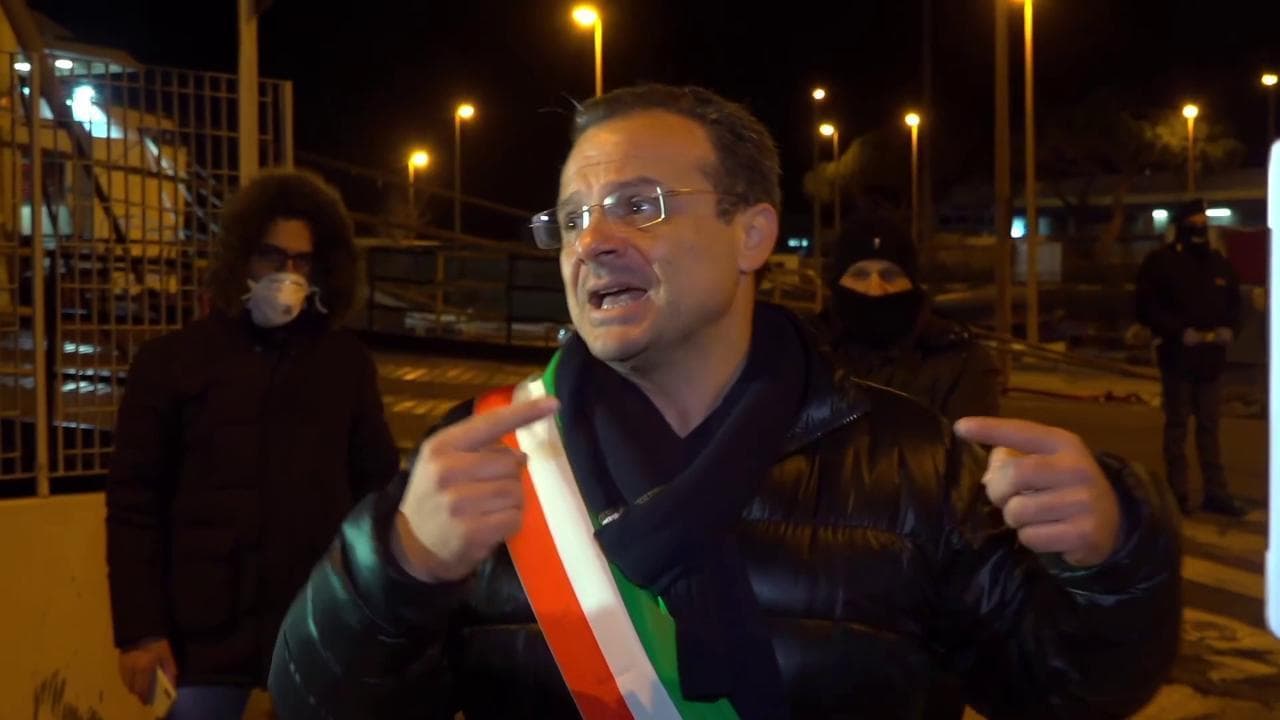 Coronavirus, ad attendere il traghetto dalla Calabria c'è il sindaco di Messina: "Metto io le barricate"