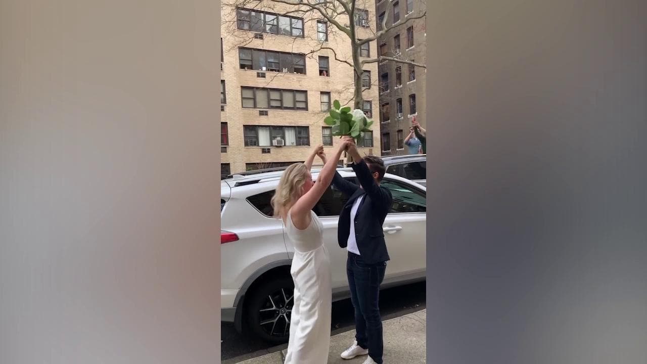 Coronavirus, coppia si sposa in una strada deserta di New York: il matrimonio officiato dal quarto piano