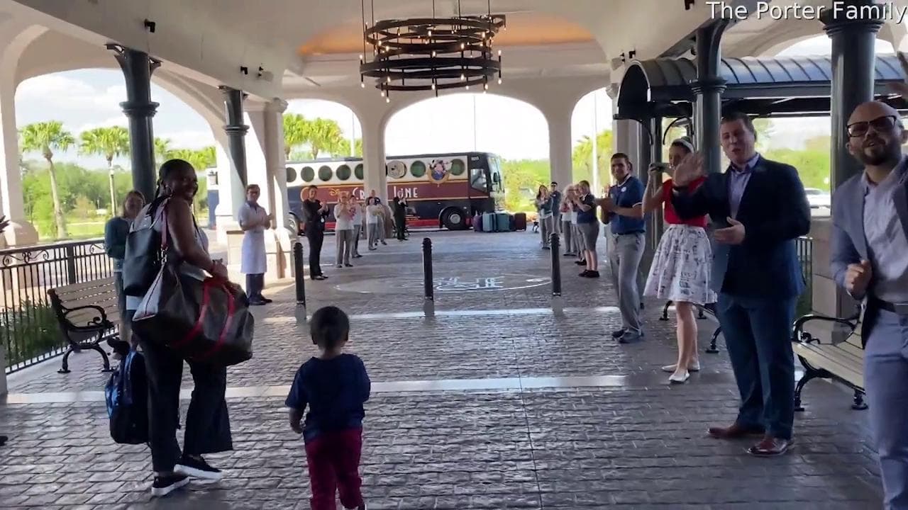 Coronavirus, l'ultima famiglia lascia Disneyland deserta: gli applausi del personale