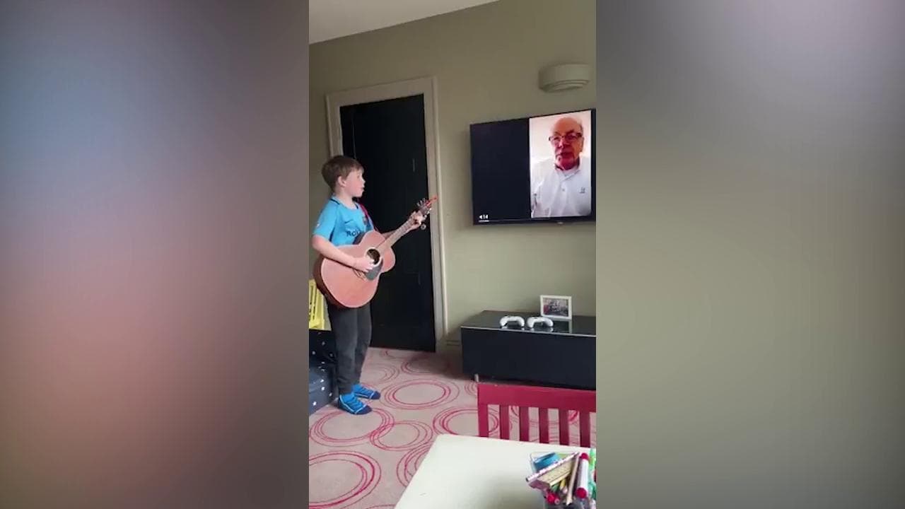 Coronavirus, il duetto a distanza tra nonno e nipote: cantano "I Want To Break Free" dei Queen