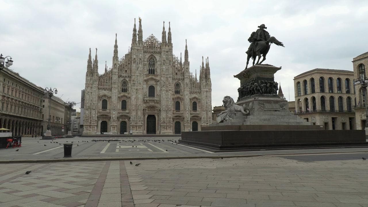 Coronavirus, una domenica mai vista a Milano: il centro è deserto