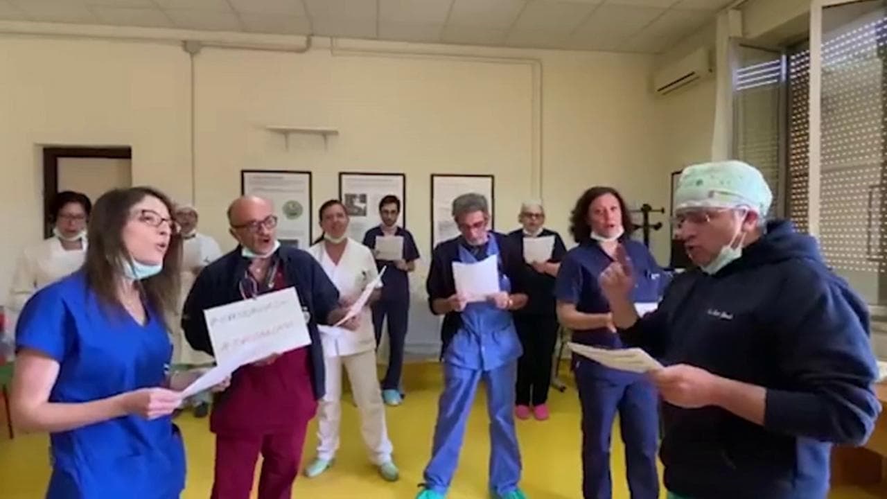 Coronavirus, Battisti cantato dai medici: "Il mio canto libero" è un invito a stare a casa