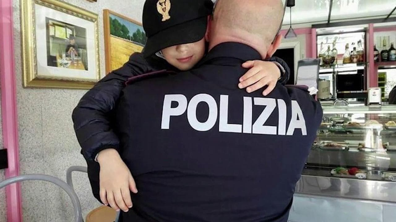 Coronavirus, una bambina telefona alla polizia: "Grazie per il vostro lavoro, siete meravigliosi, vi voglio bene"