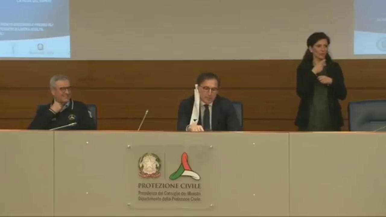 Coronavirus, polemica sul ministro Boccia: in conferenza stampa con mascherina all'orecchio
