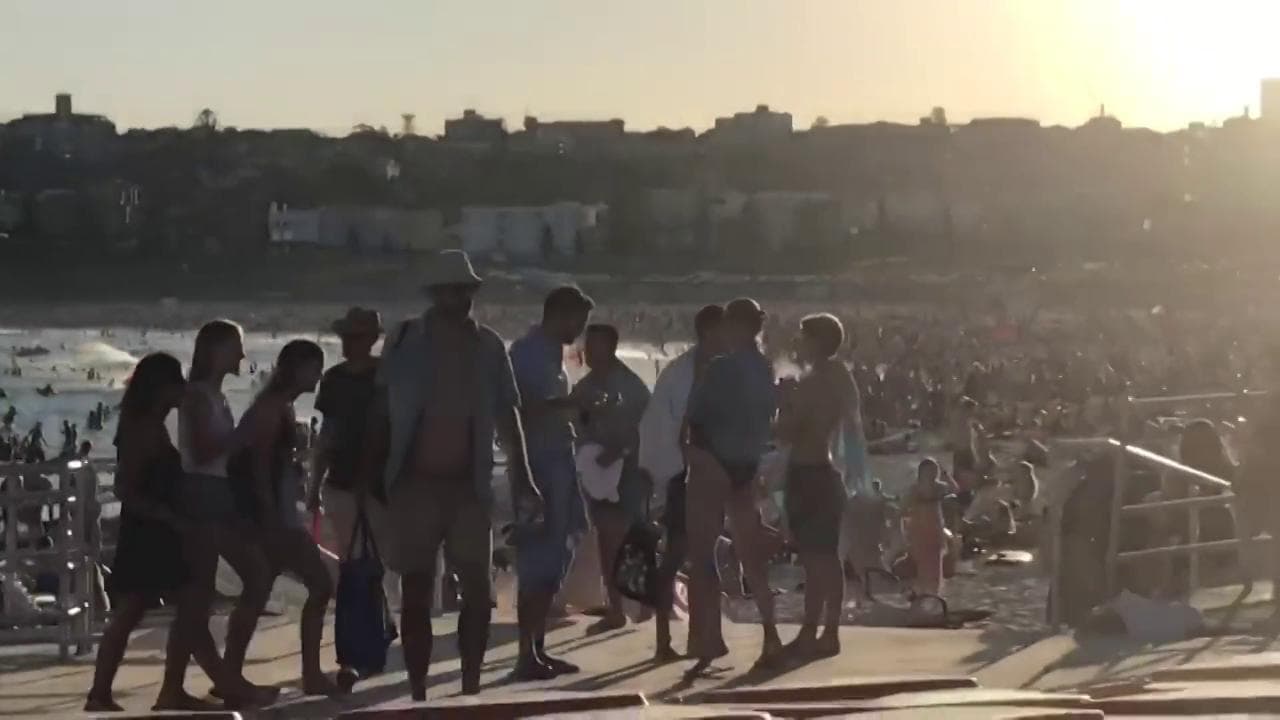 Coronavirus, il governo dice di mantenere le distanze ma le spiagge di Sydney sono affollate