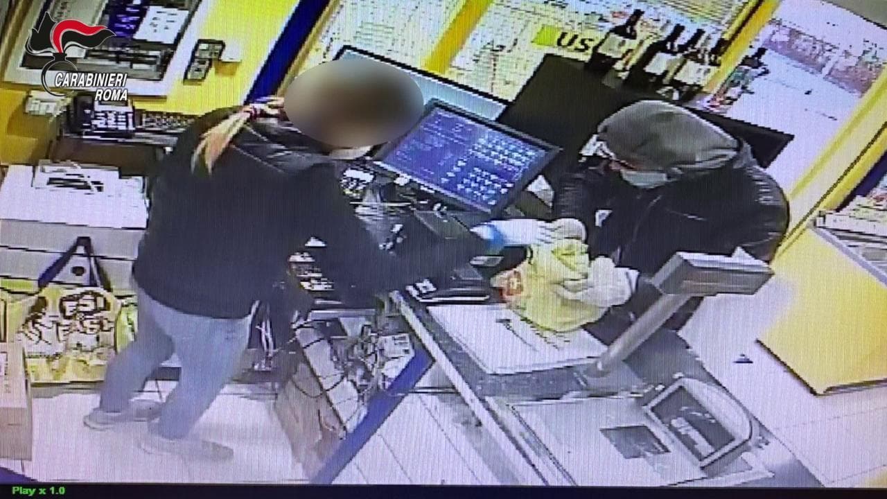 Coronavirus, a Roma anche il rapinatore indossa la mascherina: arrestato