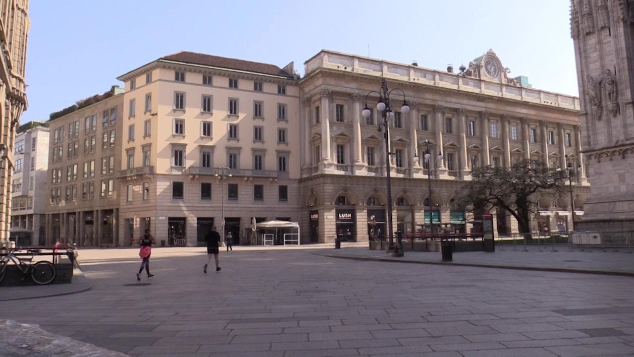 Coronavirus. Giardini chiusi? A Milano si corre in Duomo, sui Navigli, all'Arco della Pace