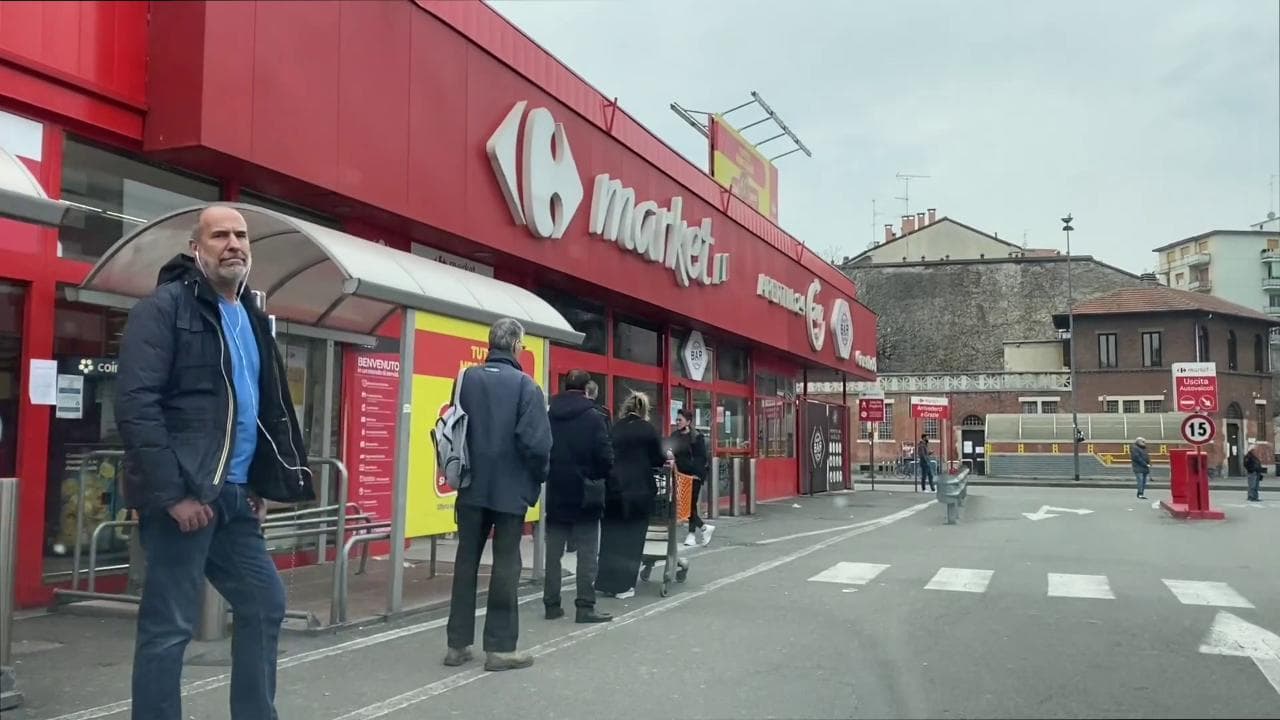 Coronavirus, a Milano un'ora e mezza di coda per entrare al supermercato. "Venite da soli"