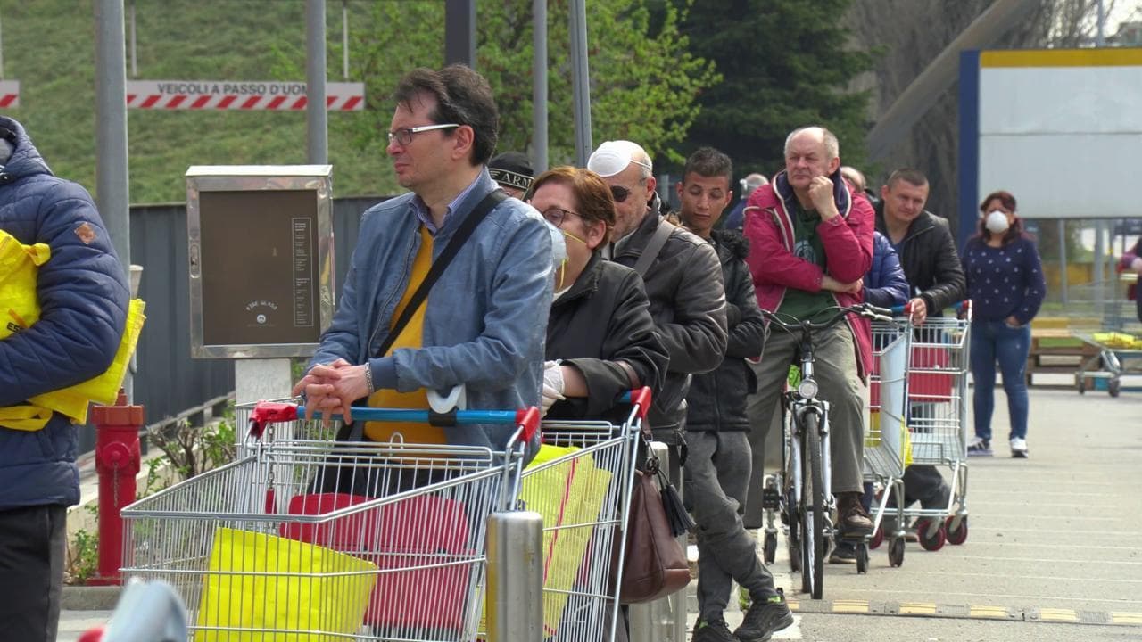 Coronavirus, la coda interminabile al supermercato di Milano: le immagini dal drone