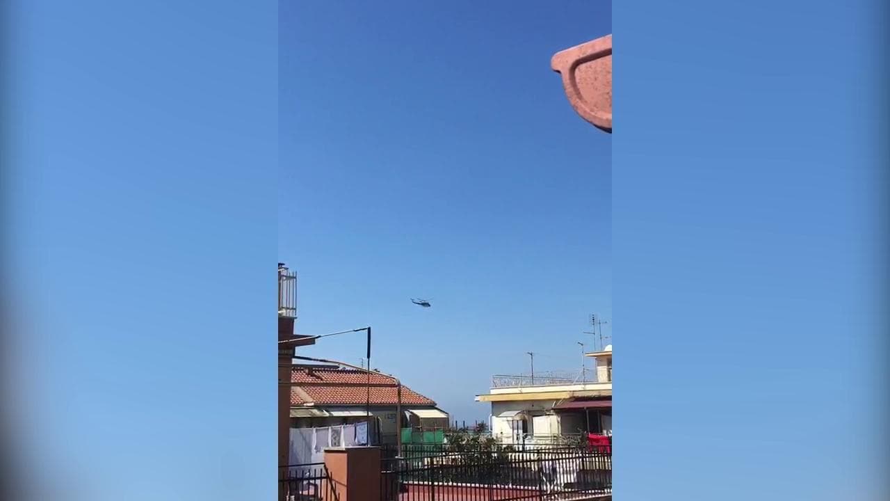 Coronavirus, Ostia: l'annuncio dall'elicottero della polizia sovrasta il flash mob radiofonico