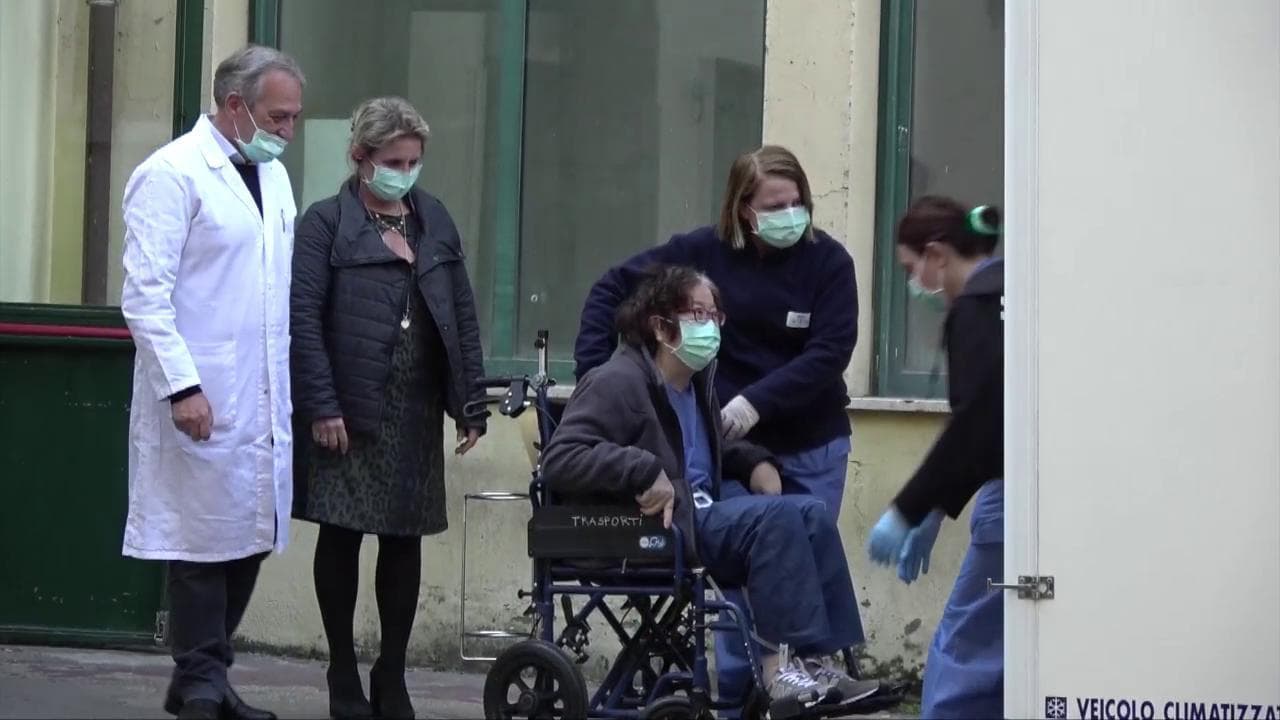 Coronavirus, dimessa dallo Spallanzani la coppia di cinesi primi contagiati in Italia: "Italy, we love you"