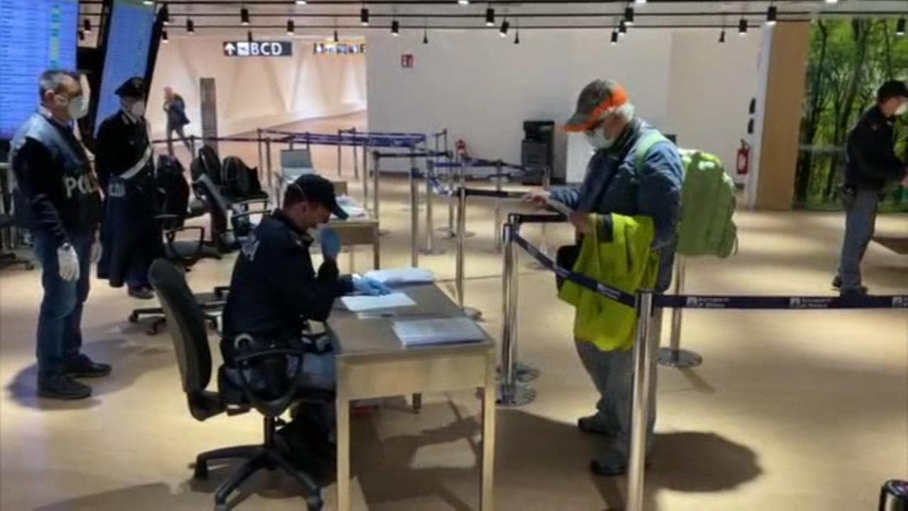 Coronavirus, i controlli della polizia all'aeroporto di Fiumicino