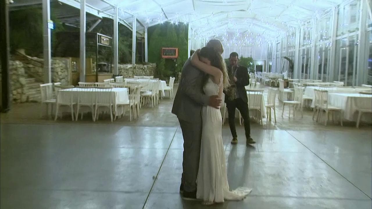 Sedie vuote, sala deserta e invitati collegati in diretta streaming: matrimonio ai tempi del coronavirus