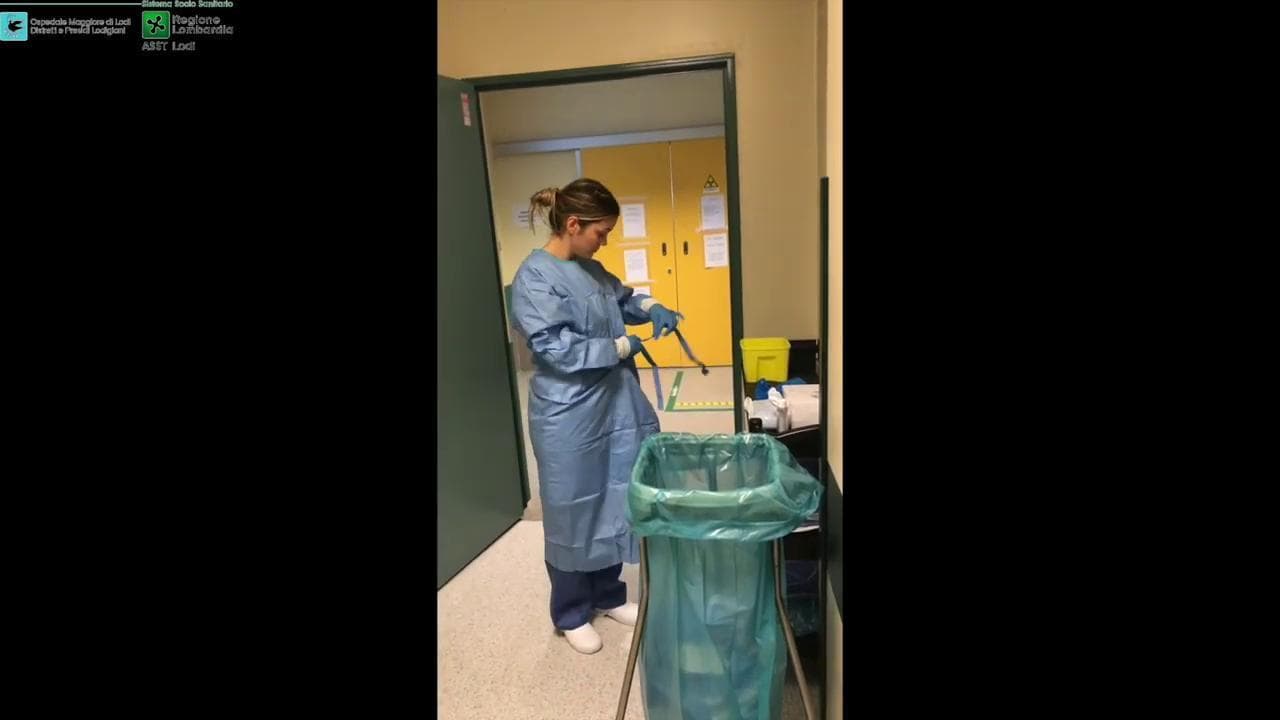 Coronavirus, il tutorial della vestizione e svestizione del personale sanitario