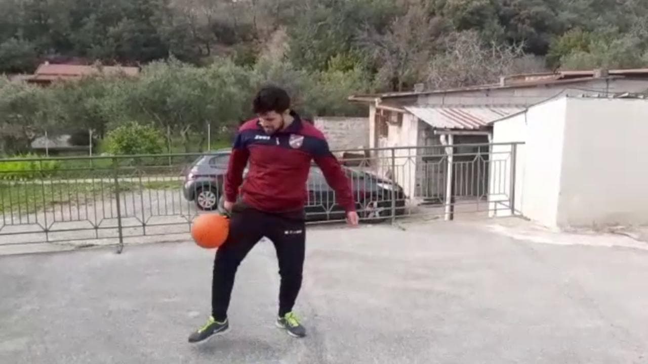 Coronavirus, giocare a pallone a distanza: il video dei calciatori del Maratea "sembra uno spot della Nike"