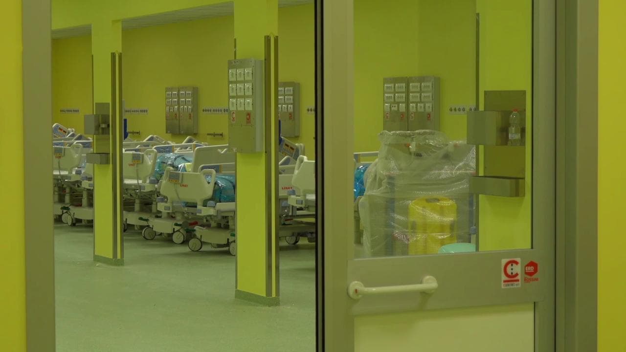 Coronavirus, dentro il nuovo reparto del San Raffaele di Milano: i lavori di allestimento