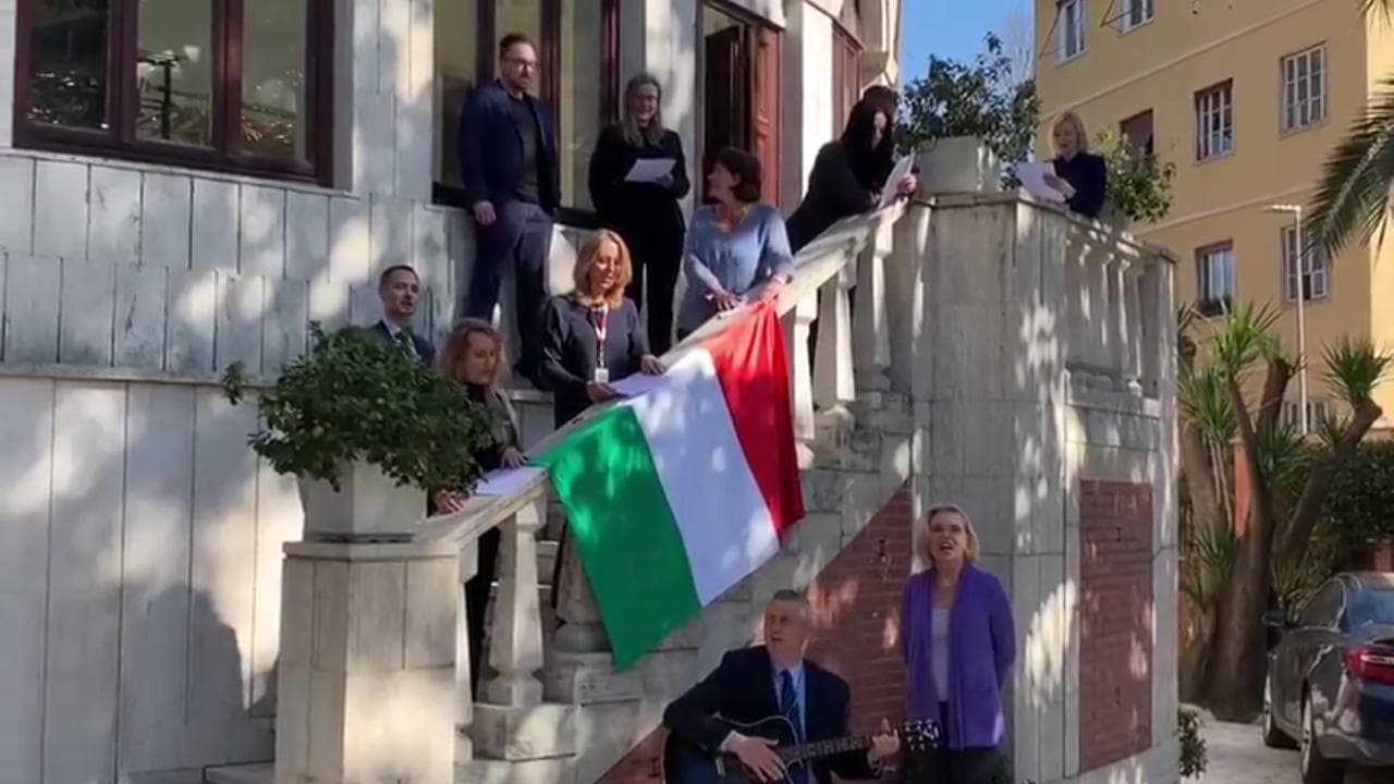 Coronavirus, l'ambasciata polacca a Roma canta "L'italiano" di Toto Cutugno: "Vi siamo vicini"