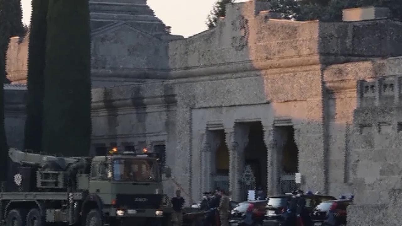 Coronavirus, l'esercito trasporta le bare di Bergamo nelle altre regioni