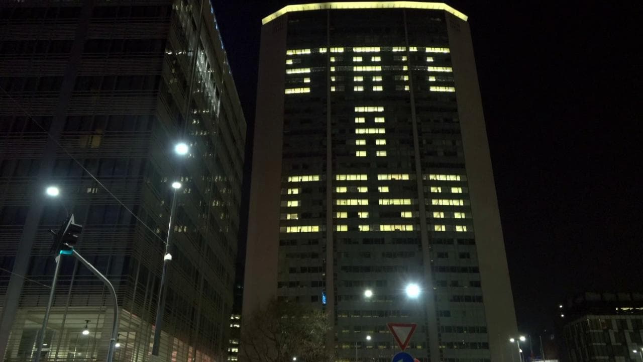 Coronavirus, a Milano il Pirellone si illumina con la scritta: "State a casa"