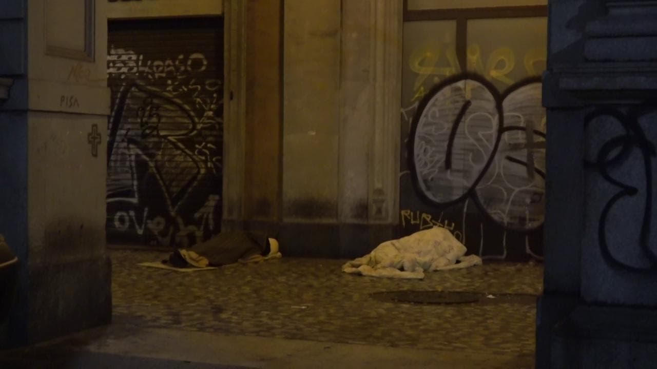 Coronavirus, viaggio tra i senzatetto di Roma. La Croce Rossa: "Ora più che mai hanno bisogno di noi"