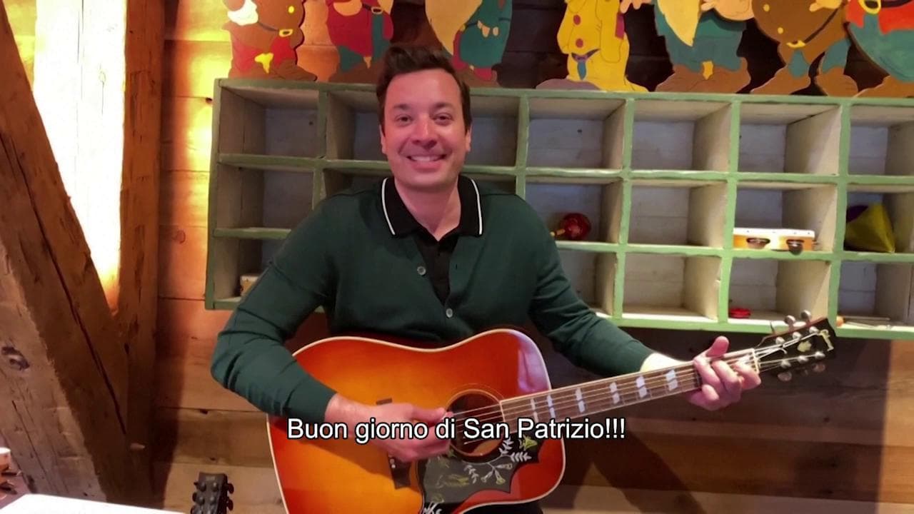 Coronavirus, Jimmy Fallon trasmette da casa e festeggia così San Patrizio