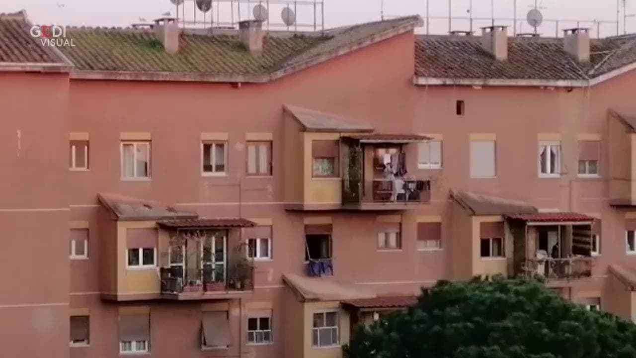 Flash mob sonori 'ridoppiati' sui social: le star internazionali ci cascano e si commuovono