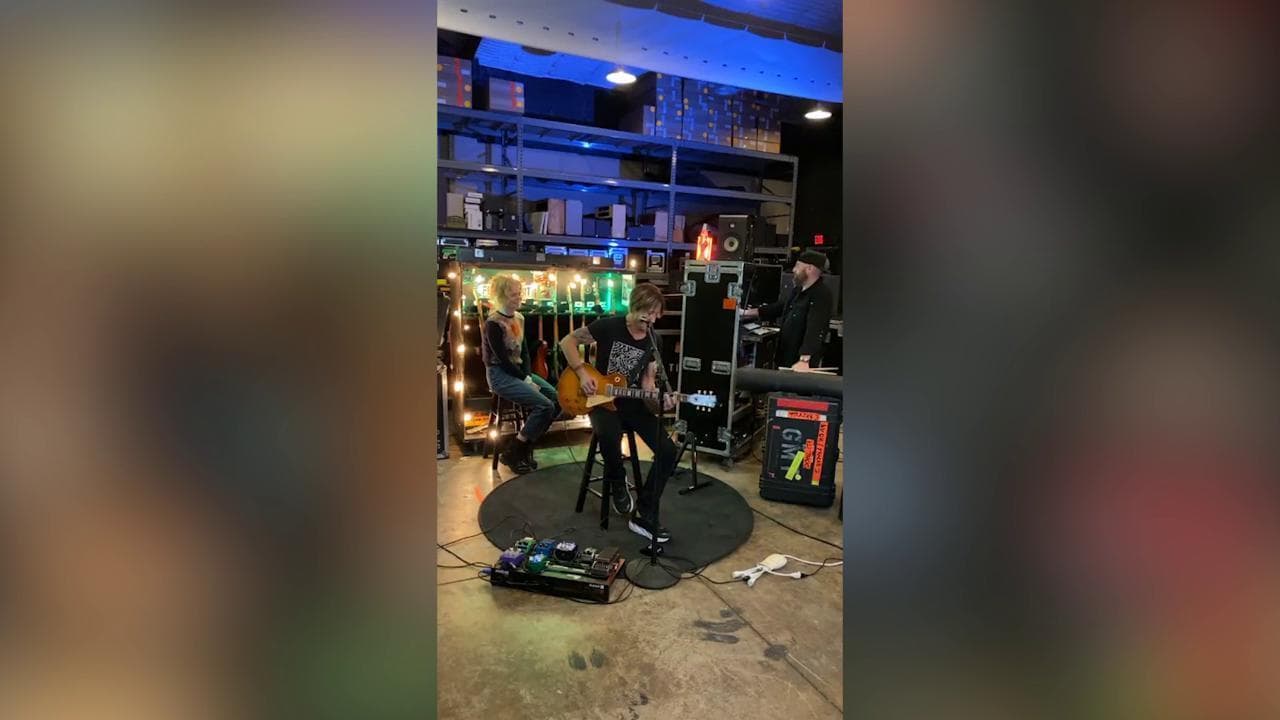 Coronavirus, Keith Urban improvvisa su Instagram un concerto dal seminterrato: c'è anche Nicole Kidman