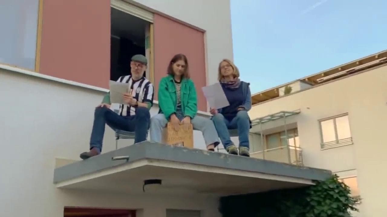 Coronavirus, tedeschi dal balcone cantano "Bella ciao". "Amici italiani vi siamo vicini"