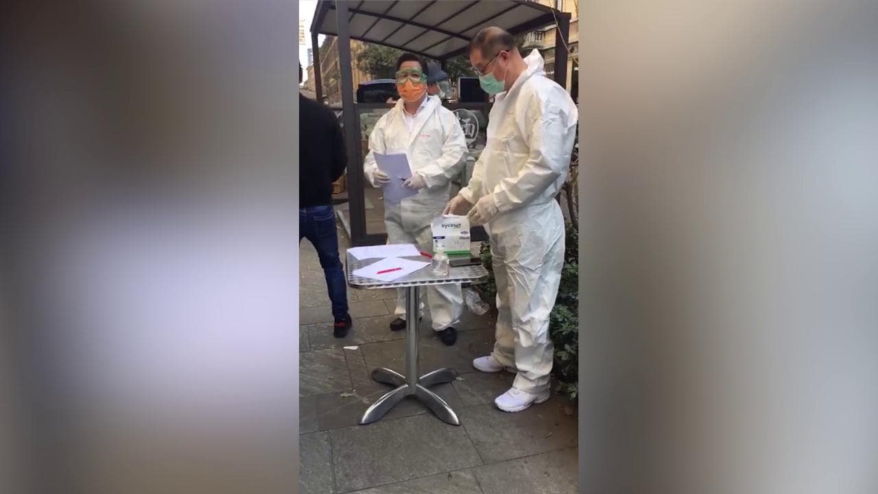 Nella Chinatown di Milano la comunità cinese distribuisce mascherine per strada