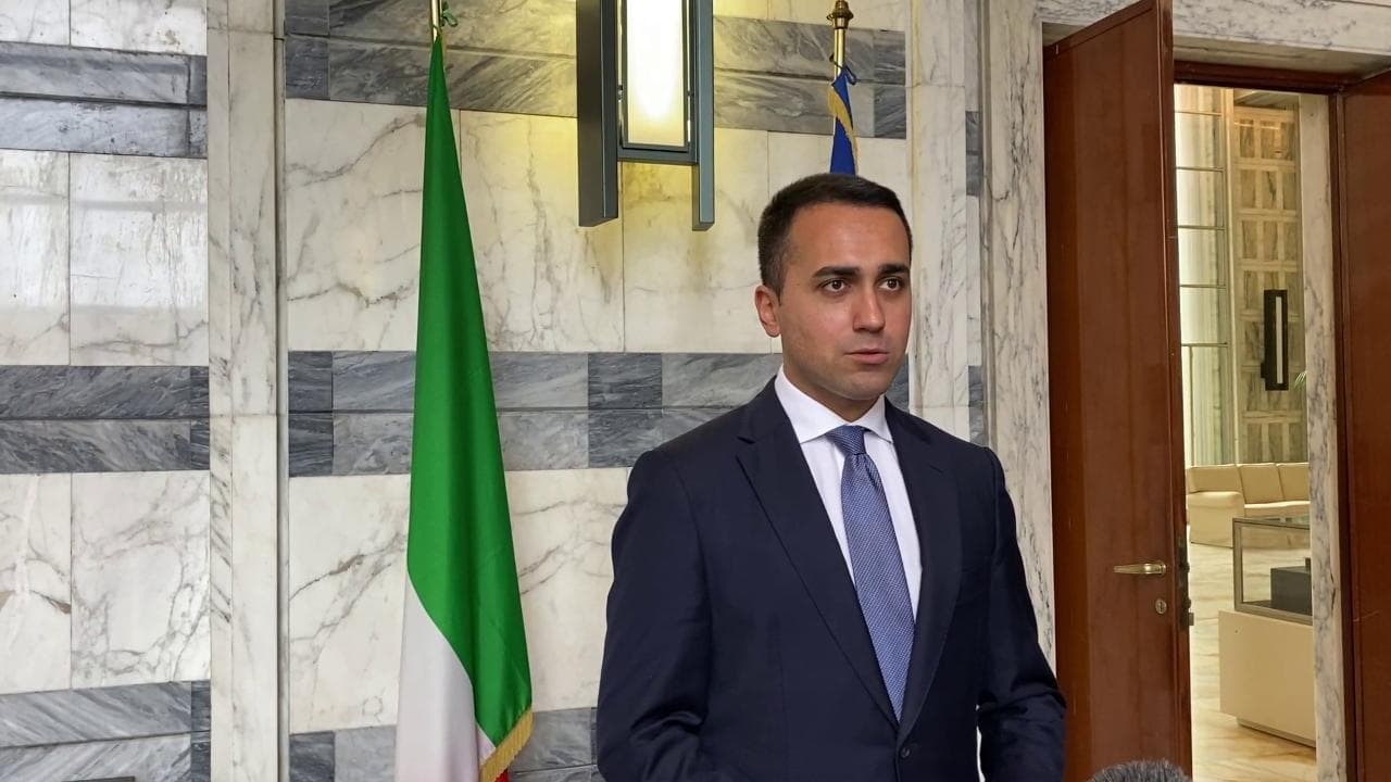 Coronavirus, Di Maio: "Quarantena per chi torna dai viaggi all'estero"