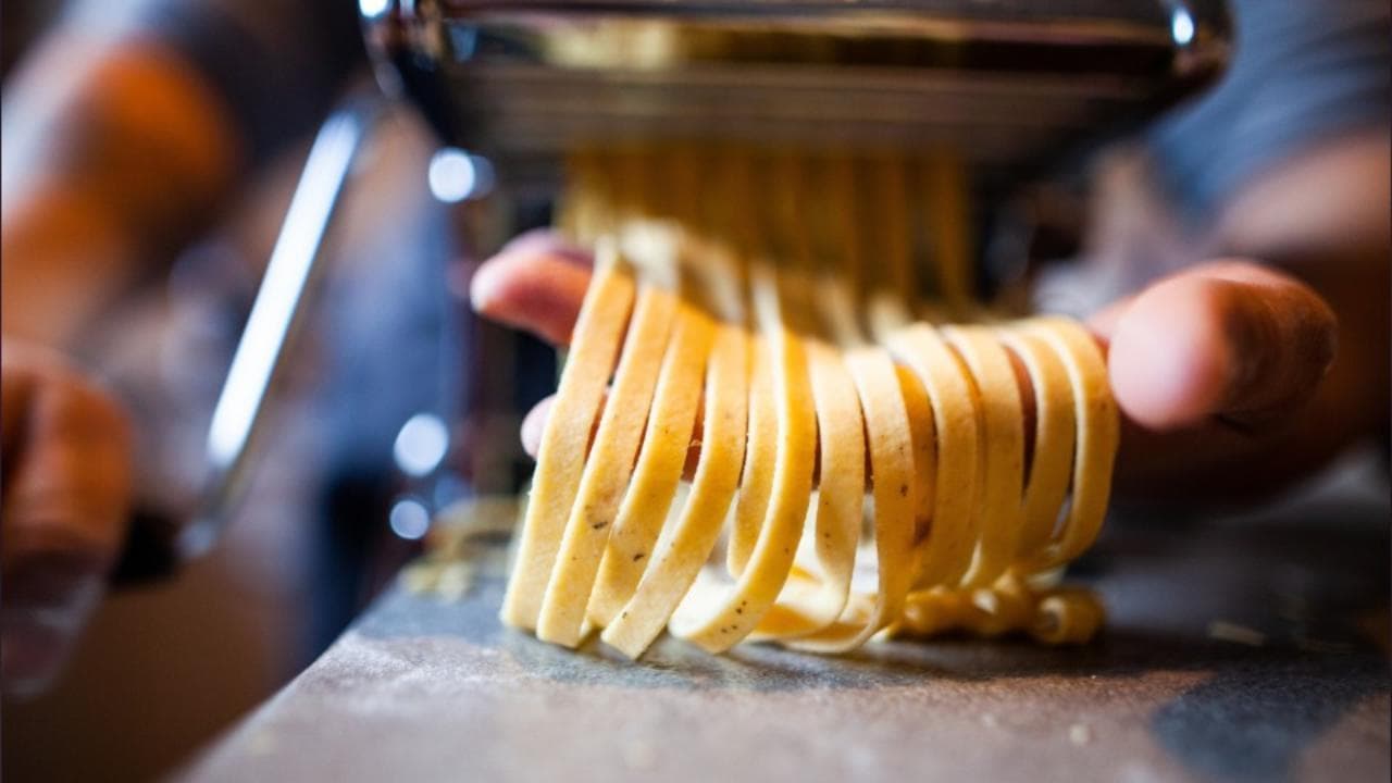 Coronavirus, la farina è il prodotto più acquistato: gli italiani chiusi in casa si riscoprono chef