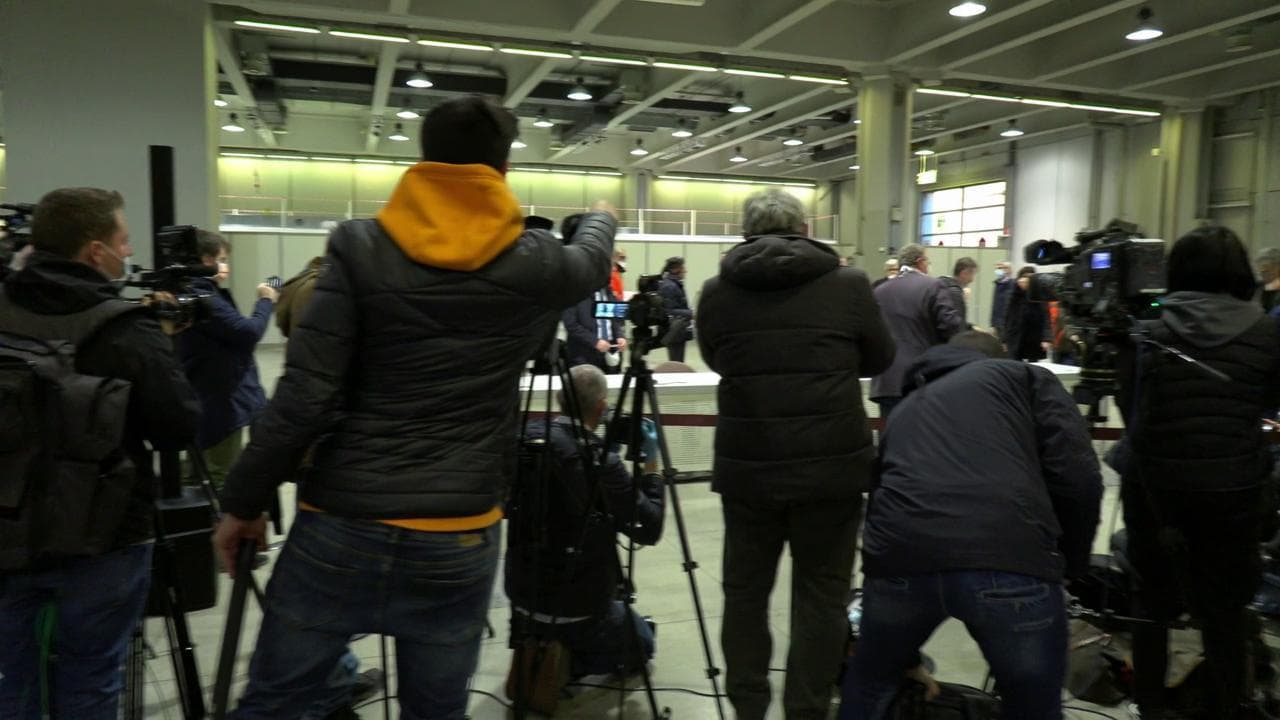 Coronavirus, ressa di giornalisti e cameramen alla presentazione dell'ospedale Covid a Milano