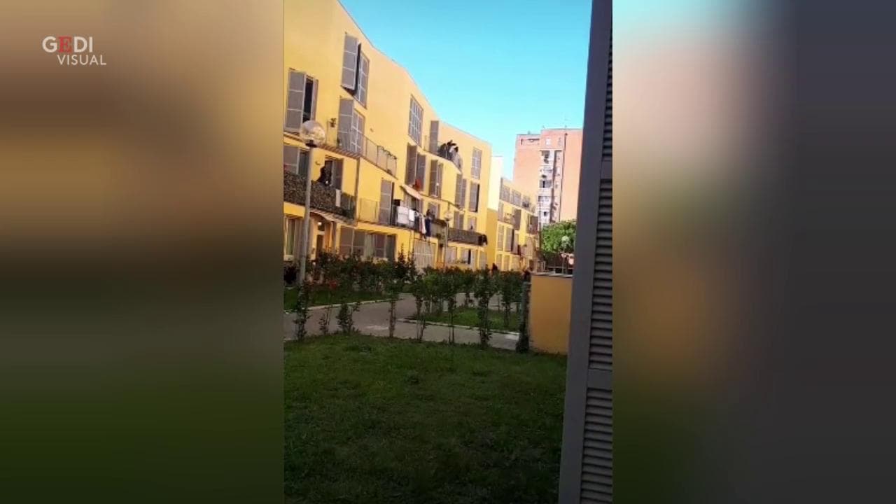Coronavirus, il genio dei livornesi: ecco la maxi-tombola tra i residenti del quartiere da un palazzo all'altro