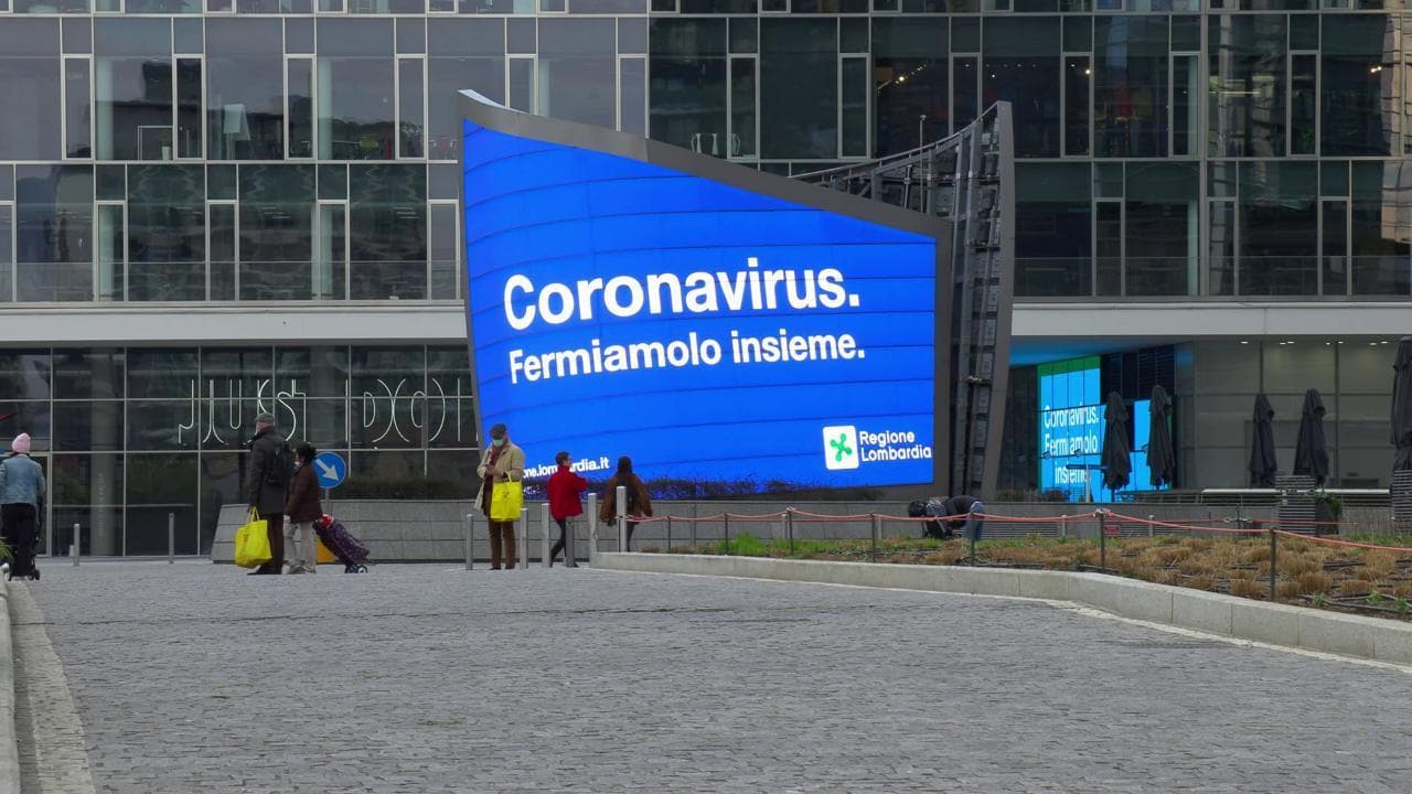 Coronavirus, a Milano cartelloni luminosi con le istruzioni per difendersi dal contagio