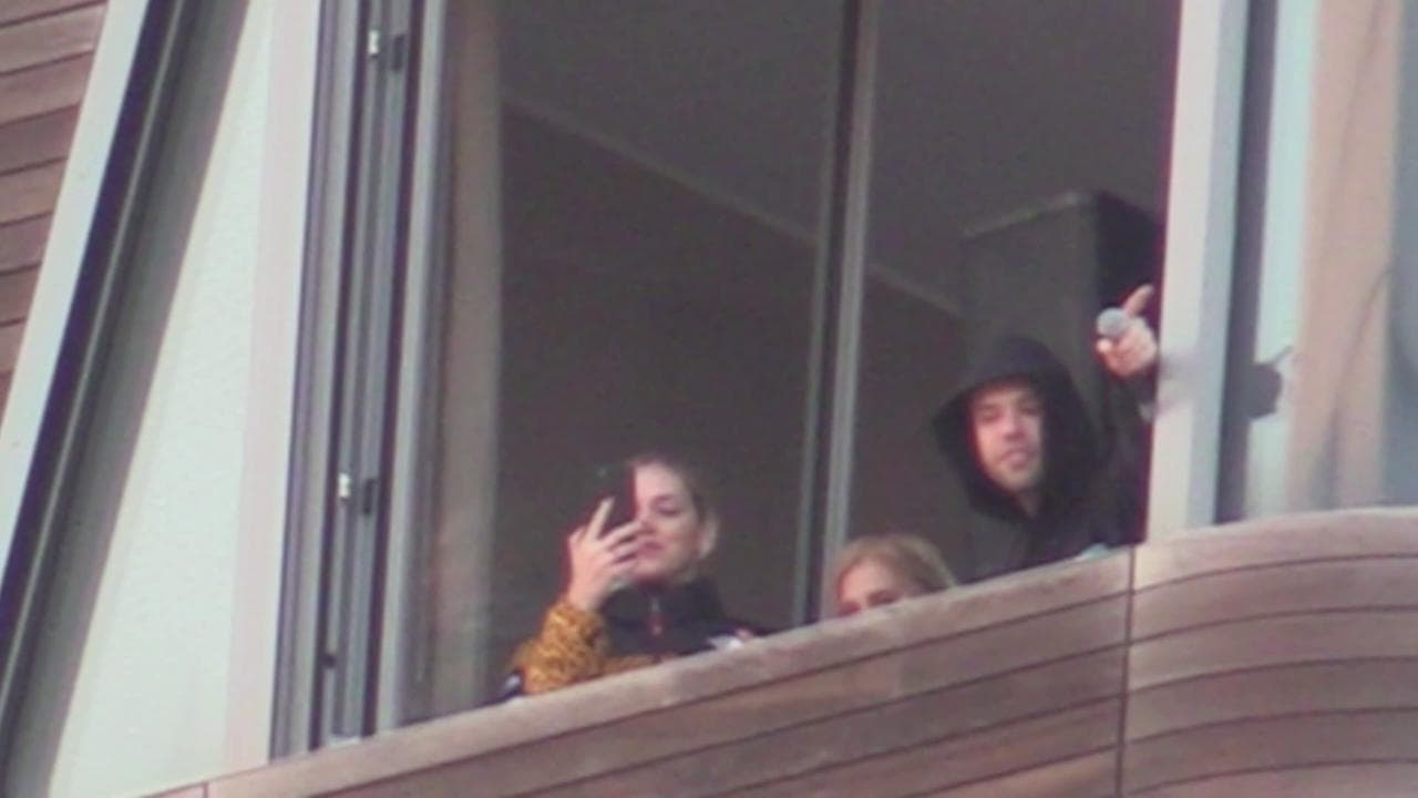 Coronavirus, flasmob musicale di Fedez. Che sgrida i milanesi dalla finestra: "Andate a casa!"