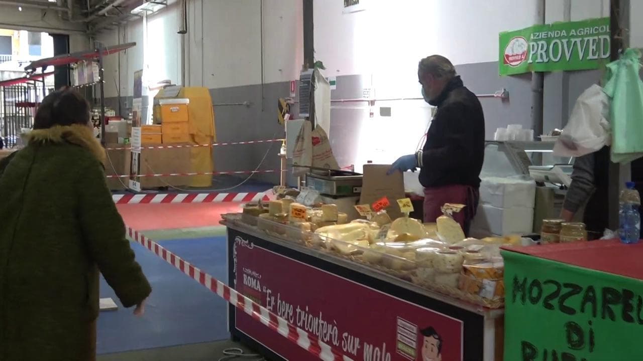 Coronavirus - Percorsi, igienizzante e distanziatori: così si compra la frutta al mercato a Roma