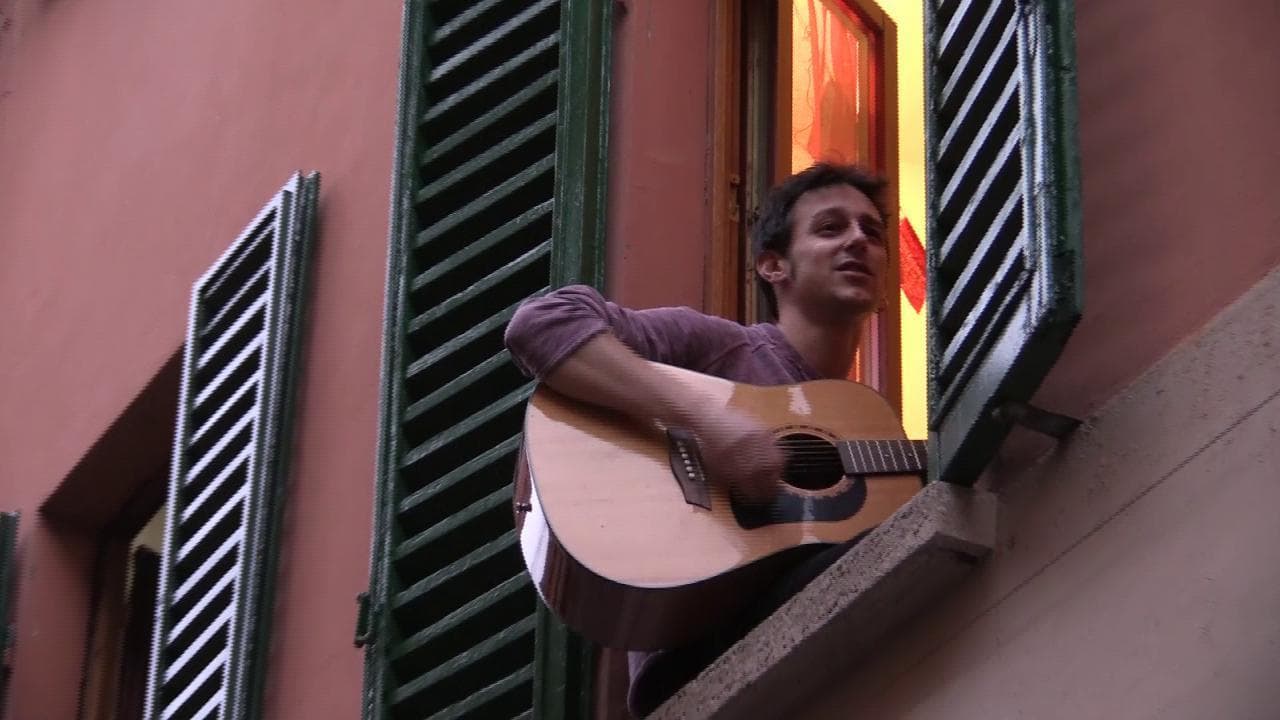 Coronavirus, a Bologna la canzone sulla quarantena: improvvisata alla finestra