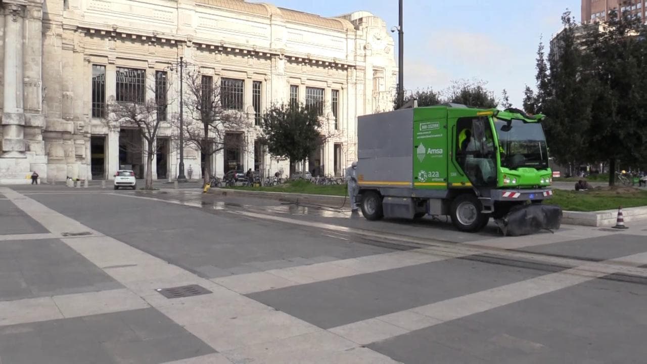 Coronavirus, a Milano la sanificazione delle strade: operatori in azione alla stazione Centrale