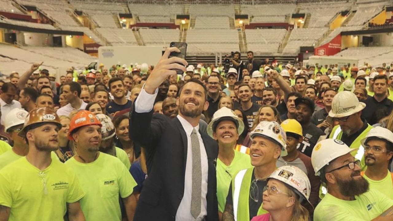 Nba, Kevin Love dà l'esempio: donati 100mila dollari ai dipendenti dell'arena dei Cavs