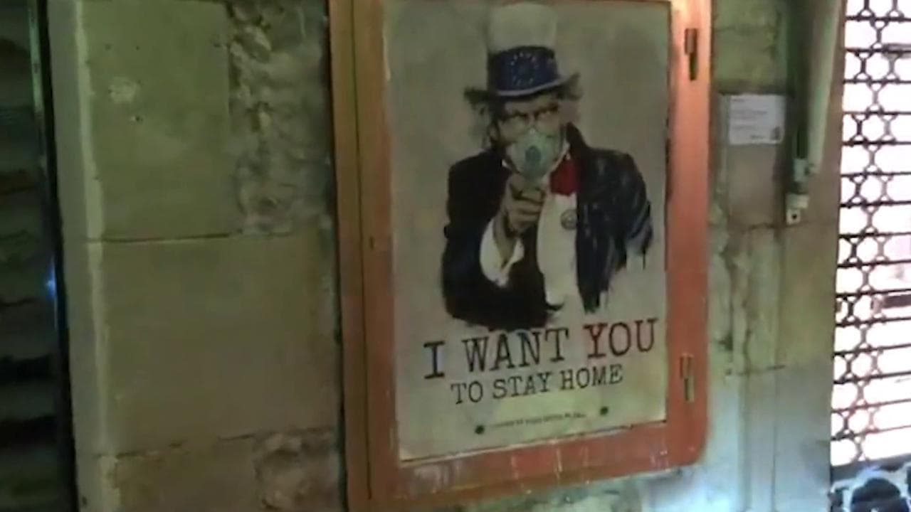 Coronavirus, "I want you to stay at home" il nuovo murale di TvBoy a Barcellona