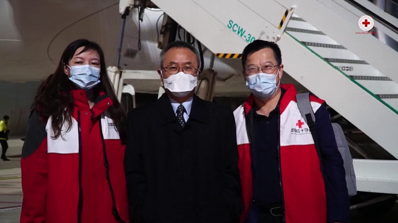 Coronavirus, dalla Cina un volo con medici e mascherine: l'arrivo a Fiumicino