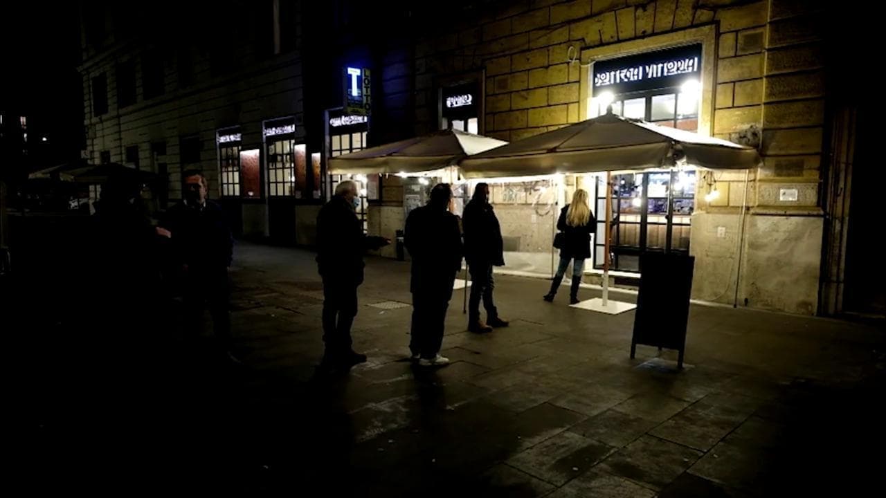 Coronavirus, fila davanti a un tabaccaio a Roma